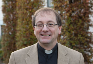 Pastoor Van den Hout benoemd tot vicaris