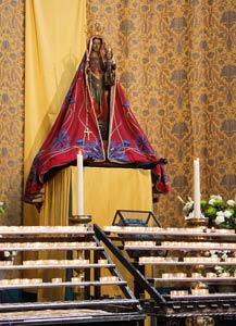 De Zoete Moeder van s-Hertogenbosch staat in de mei-maand vooraan in de kathedraal