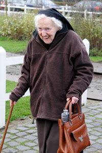 Foto van zuster Bernadette uit 2009 toen ze op bezoek was in het Ammerzodense kasteel ter gelegenheid van de presentatie van het boek Onze belevenissen gedurende de oorlog