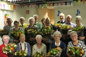 De bijzondere vrijwilligers die aanwezig waren werden in de bloemetjes gezet!