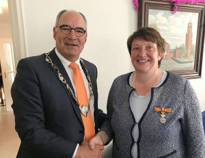 Burgemeester Van Kooten feliciteert Hetti van Kessel