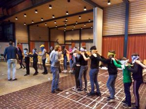 Jongeren spelen Sirkelslag met duizend groepen