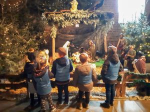 Bij de grote kerststal in de Martinuskerk te Kerkdriel